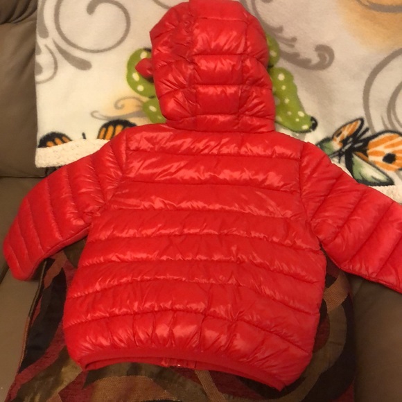 Red puffer jacket size 18-24 months - Picture 3 of 4
